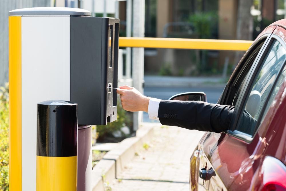 homme qui prend un ticket de parking